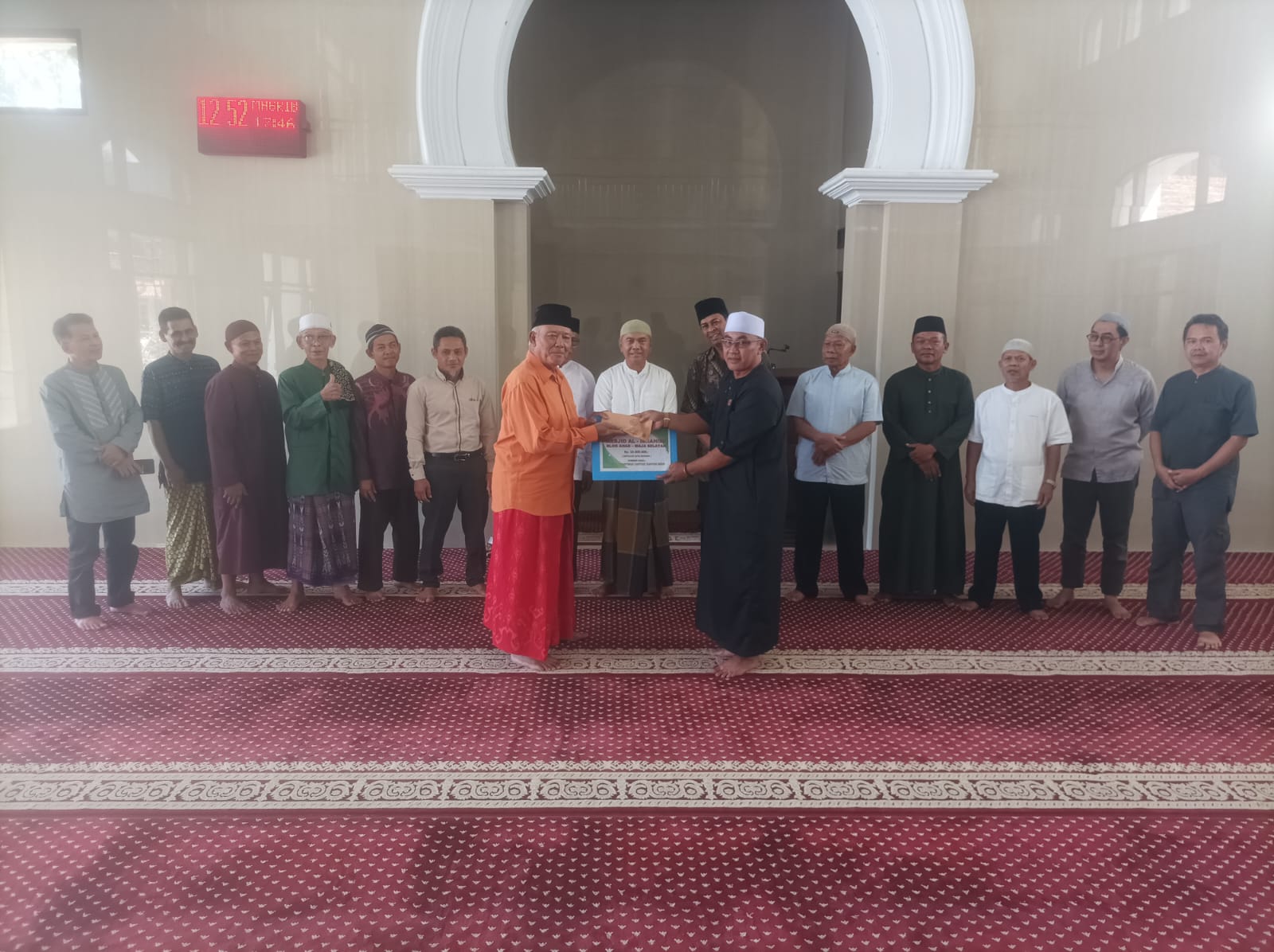 Pemerintah Desa Maja Selatan Salurkan Bantuan Keagamaan ke Mesjid Al Ibrahimy dan Mesjid Dahupugur